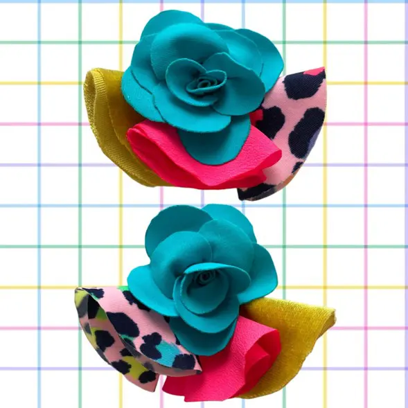 Maxi Aretes Sustentables – Flor Turquesa Vibrante - Imagen 3